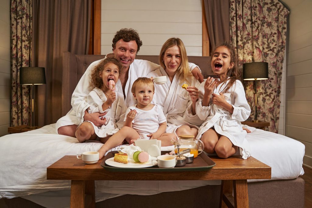 Familie petrecând timp împreună acasă
